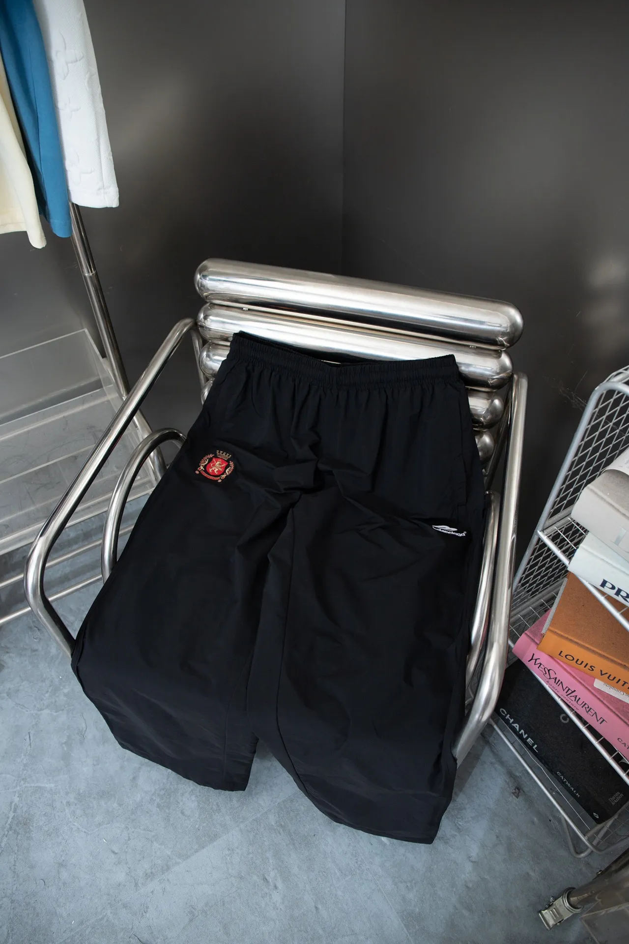 Balenciaga 𝘽𝘼𝙇𝙀𝙉𝘾𝙄𝘼𝙂𝘼 BLCG Manchester United embroidered white striped sweatpants Light luxury essential item for daily commuting for men and women Feel free to compare the correct version Detailed features · Made of 360g pure cotton double yarn fish scale terry fabric · Imported Tajima high-speed embroidery machine with thousands of needle embroidery technology · The back body adopts white stripe inlay technology · Double-needle stitching and cross-stitch technology · Original main mark, washed tag and moisture-proof paper packaging Color: Black Size: 46/48/50/52